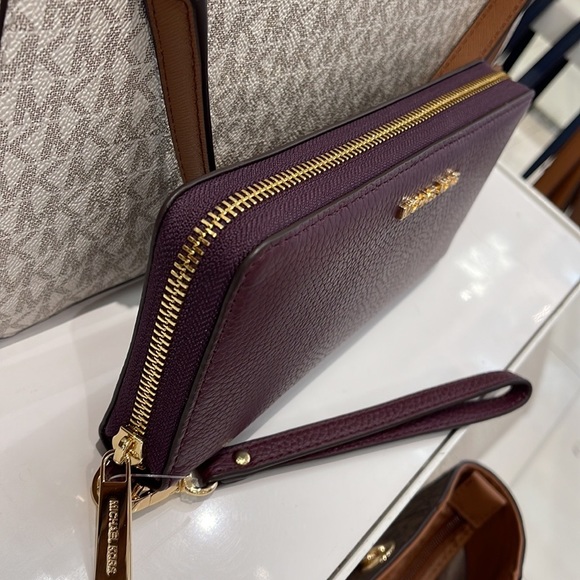 MICHAEL KORS LARGE TRAVEL CONTINENTAL WRISTLET WALLET PHONEHOLDER OXBLOOD - Picture 10 of 16